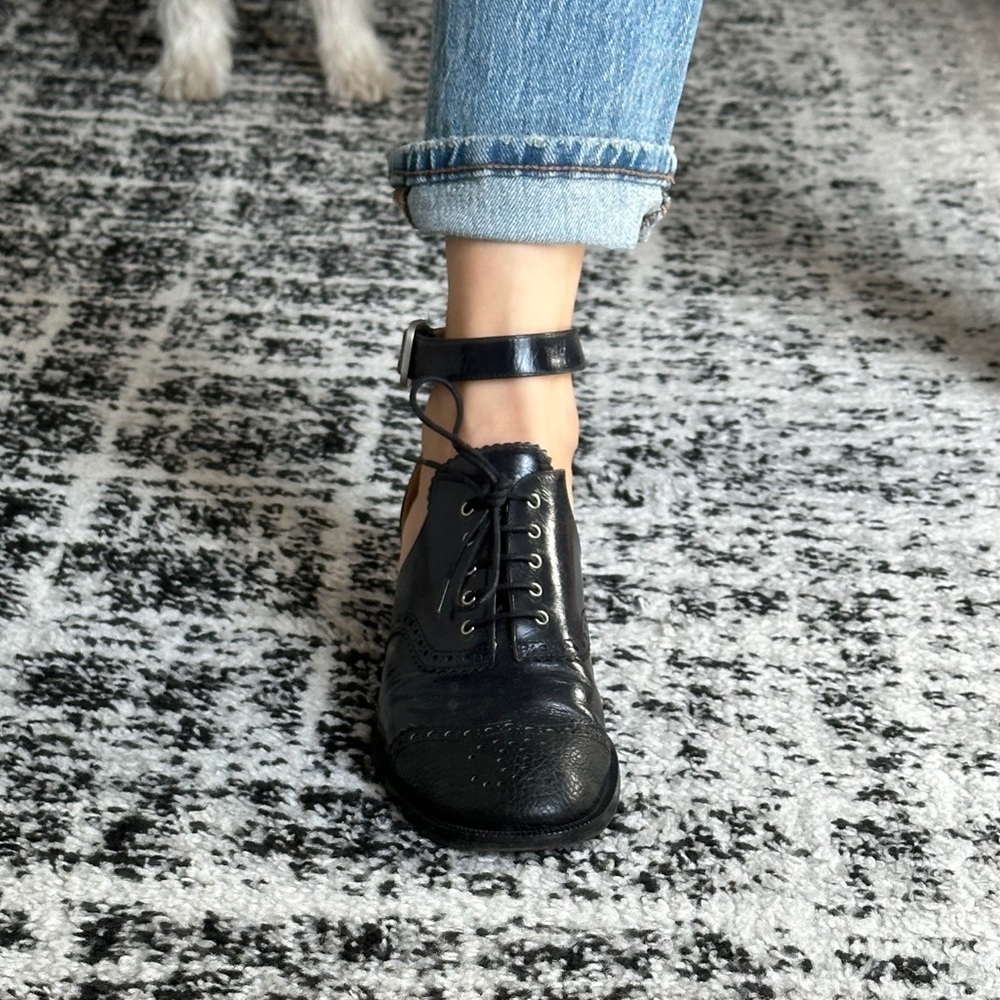 CHANEL Black oxford shoes with ankle strap - Picture 2 of 6